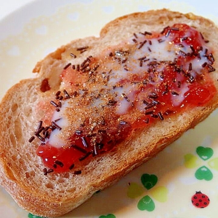 苺ジャムとスプレーチョコのシナモン香るフランスパン